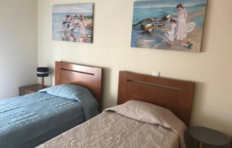 Apartamento T2 Duplex no centro de Monte Gordo para arrendamento de Outubro a Maio com Wi-Fi.