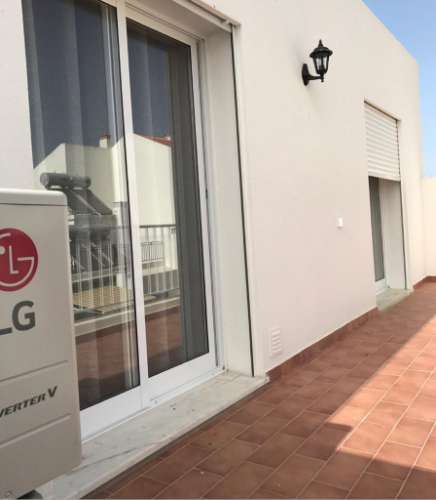 Apartamento T2 Duplex no centro de Monte Gordo para arrendamento de Outubro a Maio com Wi-Fi.