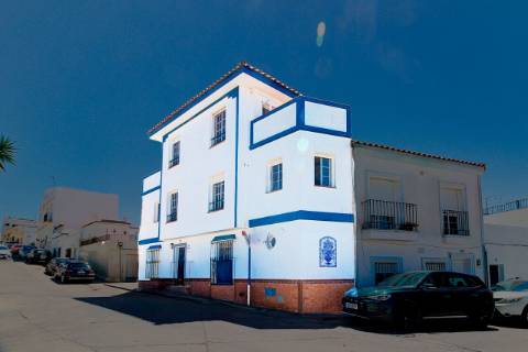 Moradia T3 - Renovada com Terraços e Vista Rio em Ayamonte