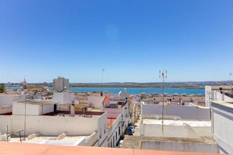 Moradia T3 - Renovada com Terraços e Vista Rio em Ayamonte