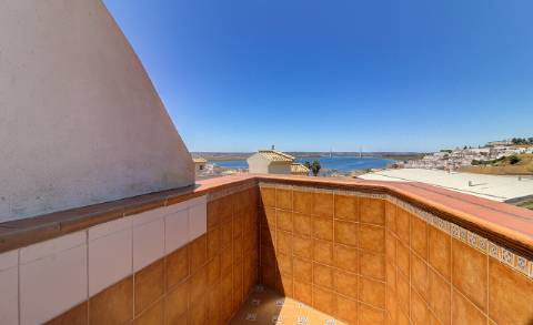 Moradia T3 - Renovada com Terraços e Vista Rio em Ayamonte