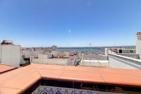 Moradia T3 - Renovada com Terraços e Vista Rio em Ayamonte