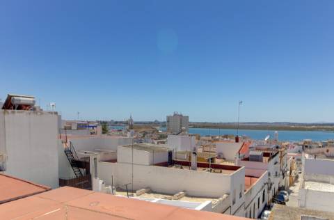 Moradia T3 - Renovada com Terraços e Vista Rio em Ayamonte