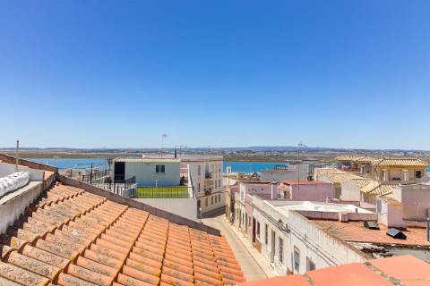Moradia T3 - Renovada com Terraços e Vista Rio em Ayamonte