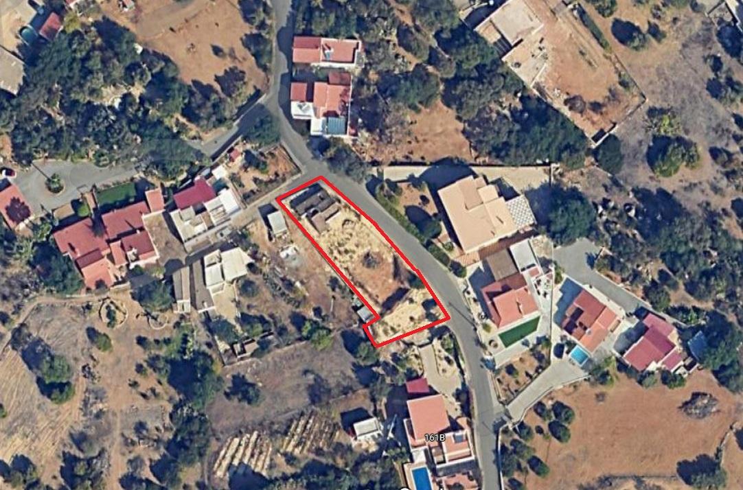 Terreno com Moradia para Recuperar - Excelente Localização entre Fuzeta e Olhão