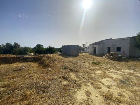 Terreno com Moradia para Recuperar - Excelente Localização entre Fuzeta e Olhão