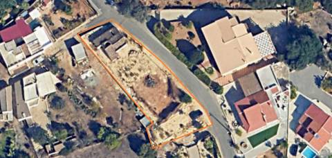 Terreno com Moradia para Recuperar - Excelente Localização entre Fuzeta e Olhão