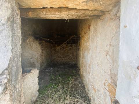 Terreno com Moradia para Recuperar - Excelente Localização entre Fuzeta e Olhão