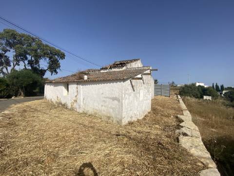 Terreno com Moradia para Recuperar - Excelente Localização entre Fuzeta e Olhão