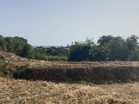 Terreno com Moradia para Recuperar - Excelente Localização entre Fuzeta e Olhão