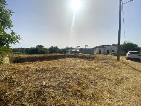 Terreno com Moradia para Recuperar - Excelente Localização entre Fuzeta e Olhão