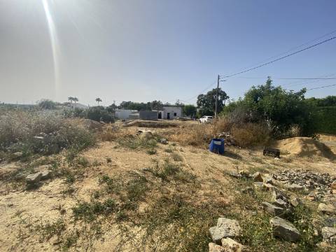 Terreno com Moradia para Recuperar - Excelente Localização entre Fuzeta e Olhão