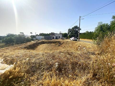 Terreno com Moradia para Recuperar - Excelente Localização entre Fuzeta e Olhão