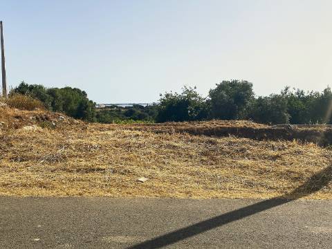 Terreno com Moradia para Recuperar - Excelente Localização entre Fuzeta e Olhão