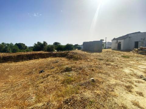 Terreno com Moradia para Recuperar - Excelente Localização entre Fuzeta e Olhão