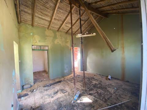 Terreno com Moradia para Recuperar - Excelente Localização entre Fuzeta e Olhão