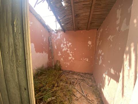 Terreno com Moradia para Recuperar - Excelente Localização entre Fuzeta e Olhão