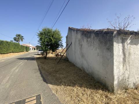 Terreno com Moradia para Recuperar - Excelente Localização entre Fuzeta e Olhão