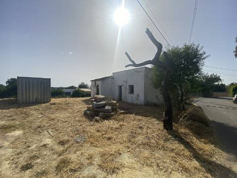 Terreno com Moradia para Recuperar - Excelente Localização entre Fuzeta e Olhão