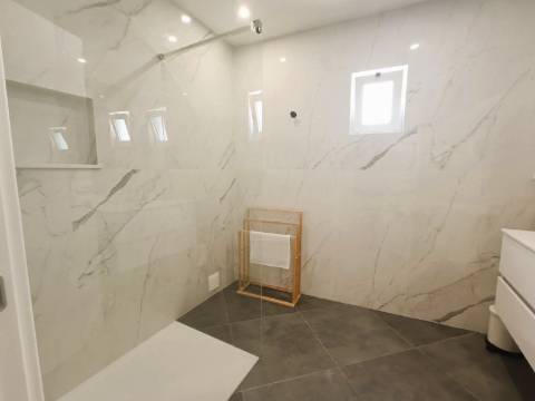 Apartamento em Condomínio com Piscina e estacionamento na Baixa de Olhão.