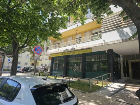 Vende-se; Simpátido Restaurante Pastelaria Fabrico próprio, Dom Rodrigo em Alvalade