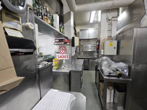 Vende-se; Simpátido Restaurante Pastelaria Fabrico próprio, Dom Rodrigo em Alvalade