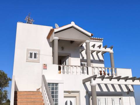 ANDAR DE MORADIA COM UM QUARTO - DUAS VARANDAS - VISTA MAR - RIBEIRA DO ALAMO EM ALTURA - CASTRO MARIM - ALGARVE