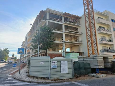 Apartamento T2 com Terraço privativo - Empreendimento Exclusivo em Zona Tranquila de Olhão.