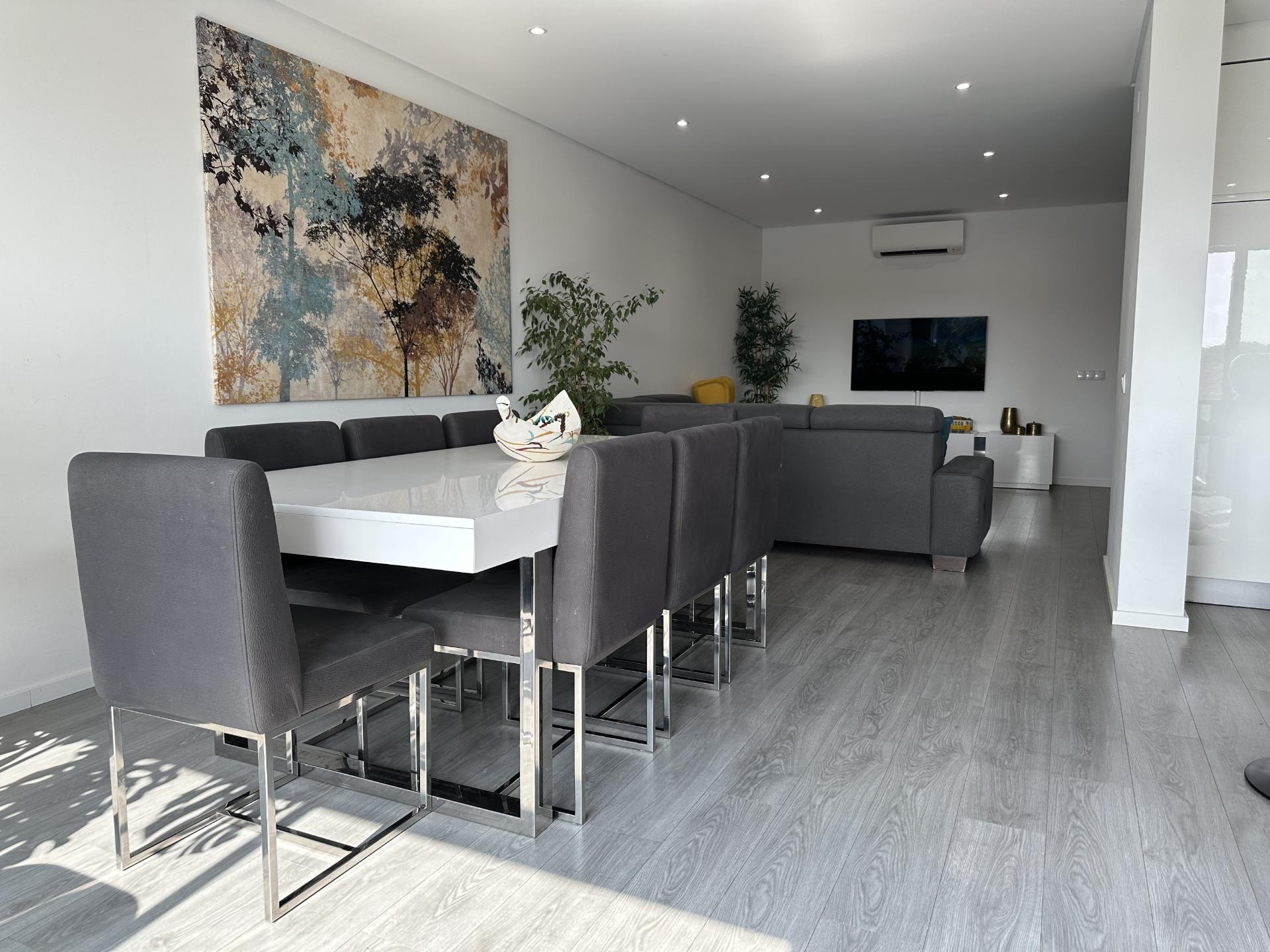 Moradia T4 de design único e moderno, em zona tranquila e privilegiada de Olhão!