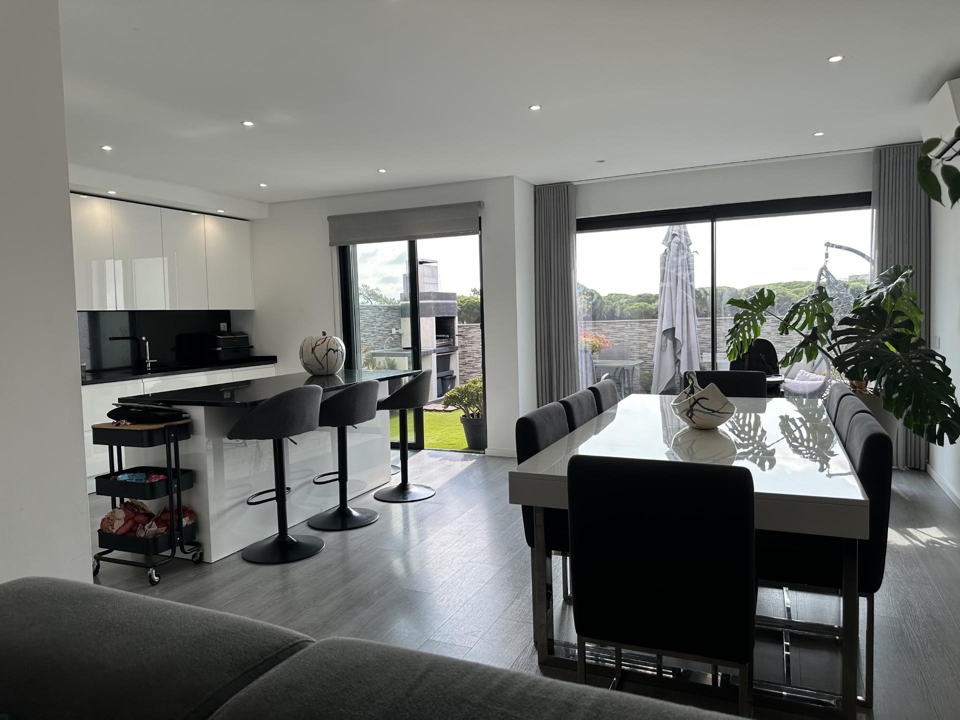 Moradia T4 de design único e moderno, em zona tranquila e privilegiada de Olhão!