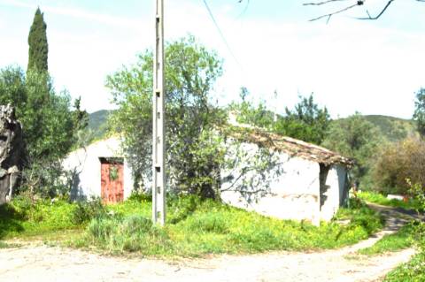 Ruina com espaço exterior, na zona de Santa Catarina da Fonte do Bispo