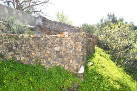 Ruina com espaço exterior, na zona de Santa Catarina da Fonte do Bispo