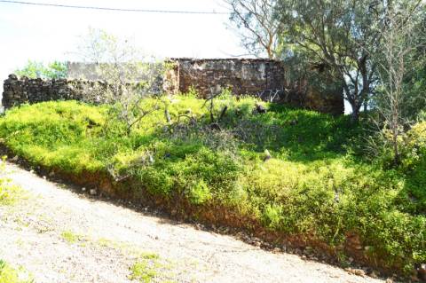 Ruina com espaço exterior, na zona de Santa Catarina da Fonte do Bispo