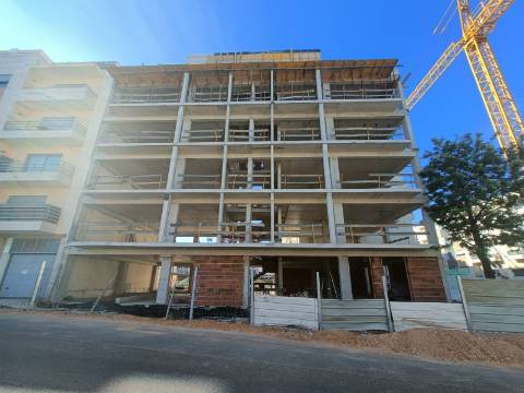 Apartamento T3 com Terraço Exclusivo em Zona Tranquila de Olhão.