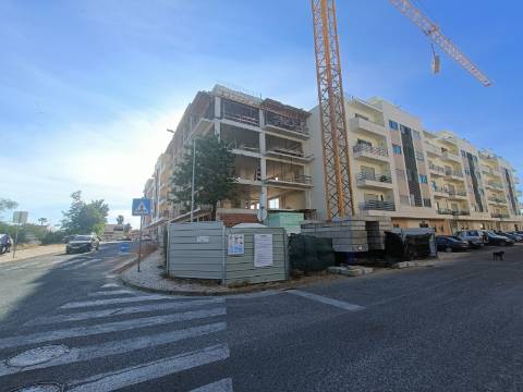 Apartamento T3 com Terraço Exclusivo em Zona Tranquila de Olhão.