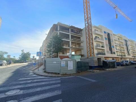 Apartamento T3 com Terraço Exclusivo em Zona Tranquila de Olhão.