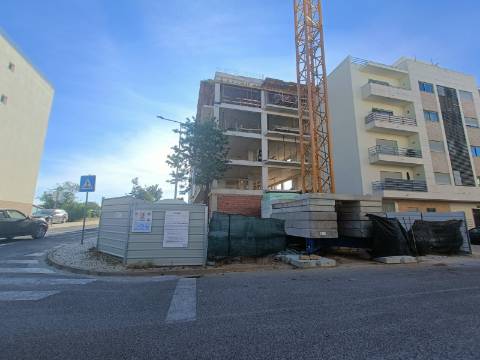 Apartamento T3 com Terraço Exclusivo em Zona Tranquila de Olhão.