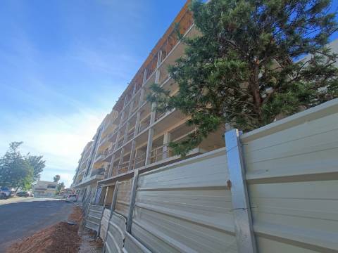 Apartamento T3 com Terraço Exclusivo em Zona Tranquila de Olhão.