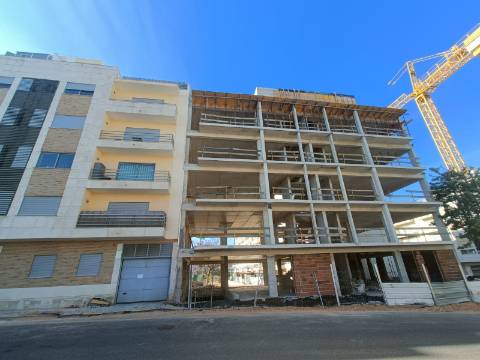 Apartamento T3 com Terraço Exclusivo em Zona Tranquila de Olhão.