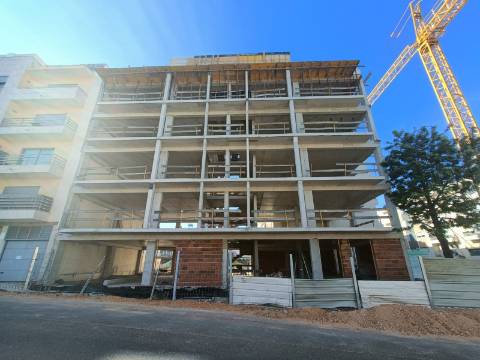 Apartamento T3 com Terraço Exclusivo em Zona Tranquila de Olhão.