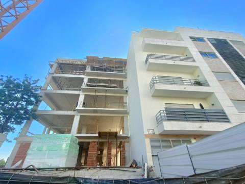 Apartamento T3 com Terraço Exclusivo em Zona Tranquila de Olhão.