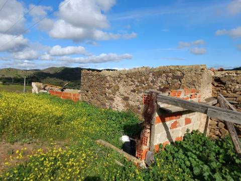 TERRENO COM 85.380 M2 - COM RUINAS - POÇO COM ÁGUA - POSSIBILIDADE DE CONSTRUÇÃO - MORADIA - TURISMO - BELICHE - CASTRO MARIM - ALGARVE