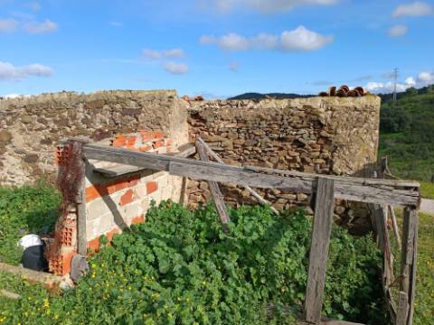 TERRENO COM 85.380 M2 - COM RUINAS - POÇO COM ÁGUA - POSSIBILIDADE DE CONSTRUÇÃO - MORADIA - TURISMO - BELICHE - CASTRO MARIM - ALGARVE