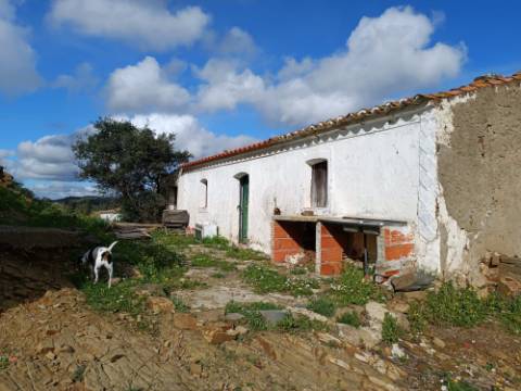 TERRENO COM 85.380 M2 - COM RUINAS - POÇO COM ÁGUA - POSSIBILIDADE DE CONSTRUÇÃO - MORADIA - TURISMO - BELICHE - CASTRO MARIM - ALGARVE