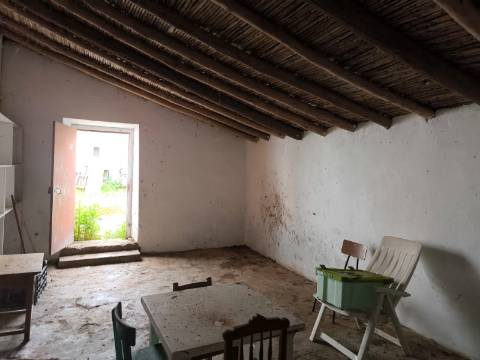 RUINA COM 105 M2 - PARA HABITAÇÃO - COM TERRENO DE 600 M2 - EM MILFRADES - VAQUEIROS - ALCOUTIM - ALGARVE