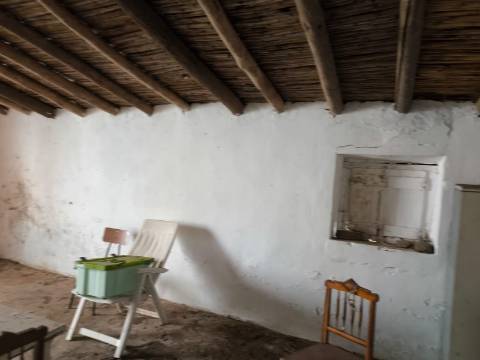 RUINA COM 105 M2 - PARA HABITAÇÃO - COM TERRENO DE 600 M2 - EM MILFRADES - VAQUEIROS - ALCOUTIM - ALGARVE