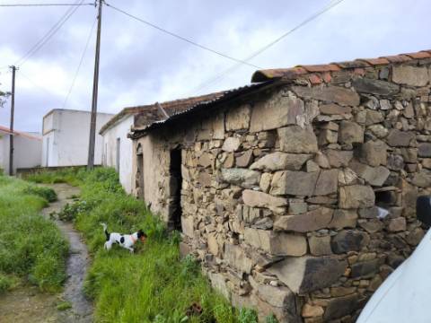 RUINA COM 105 M2 - PARA HABITAÇÃO - COM TERRENO DE 600 M2 - EM MILFRADES - VAQUEIROS - ALCOUTIM - ALGARVE