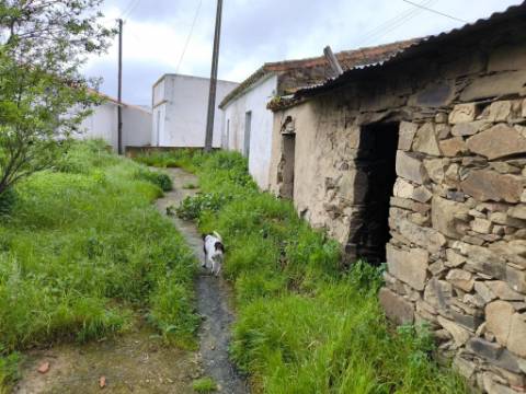 RUINA COM 105 M2 - PARA HABITAÇÃO - COM TERRENO DE 600 M2 - EM MILFRADES - VAQUEIROS - ALCOUTIM - ALGARVE