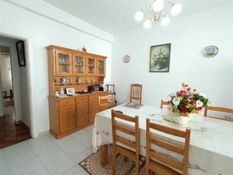 Apartamento T3 com Localização Privilegiada na Baixa da Cidade.