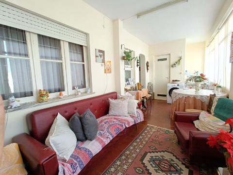 Apartamento T3 com garagem em box em Olhão.